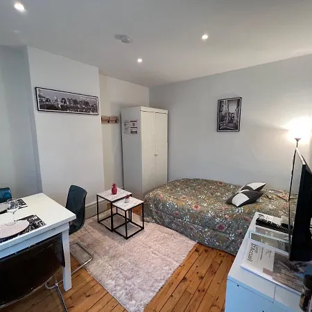 Av Republique Avec Parking Apartmán *